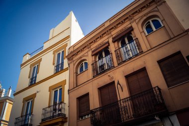 Seville, İspanya, 21 Eylül 2025 Seville şehir merkezindeki tarihi bölgedeki binaların mimarisi ve cephesi.