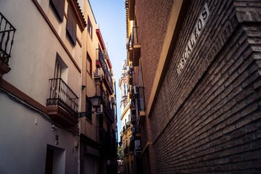 Seville, İspanya, 21 Eylül 2025 Seville şehir merkezindeki tarihi bölgedeki binaların mimarisi ve cephesi.