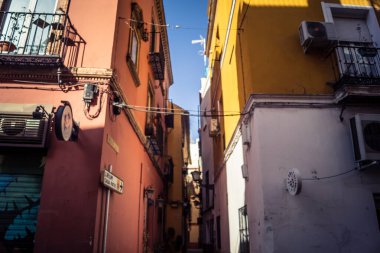 Seville, İspanya, 21 Eylül 2025 Seville şehir merkezindeki tarihi bölgedeki binaların mimarisi ve cephesi.