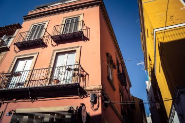 Seville, İspanya, 21 Eylül 2025 Seville şehir merkezindeki tarihi bölgedeki binaların mimarisi ve cephesi.