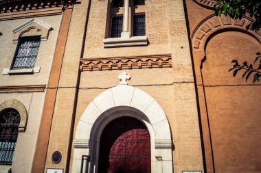 Seville, İspanya, 21 Eylül 2025 Seville şehir merkezindeki tarihi bölgedeki binaların mimarisi ve cephesi.