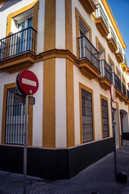 Seville, İspanya, 21 Eylül 2025 Seville şehir merkezindeki tarihi bölgedeki binaların mimarisi ve cephesi.