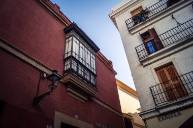 Seville, İspanya, 21 Eylül 2025 Seville şehir merkezindeki tarihi bölgedeki binaların mimarisi ve cephesi.