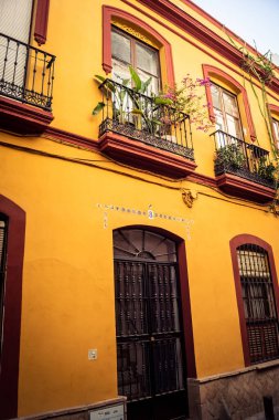 Seville, İspanya, 21 Eylül 2025 Seville şehir merkezindeki tarihi bölgedeki binaların mimarisi ve cephesi.