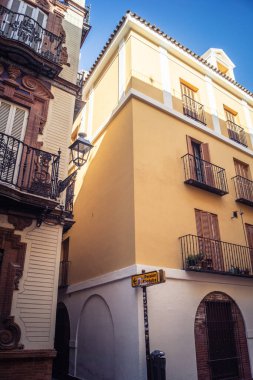 Seville, İspanya, 21 Eylül 2025 Seville şehir merkezindeki tarihi bölgedeki binaların mimarisi ve cephesi.