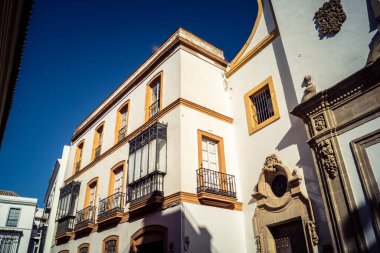 Seville, İspanya, 21 Eylül 2025 Seville şehir merkezindeki tarihi bölgedeki binaların mimarisi ve cephesi.