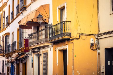 Seville, İspanya, 21 Eylül 2025 Seville şehir merkezindeki tarihi bölgedeki binaların mimarisi ve cephesi.