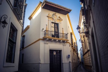 Seville, İspanya, 21 Eylül 2025 Seville şehir merkezindeki tarihi bölgedeki binaların mimarisi ve cephesi.