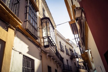 Seville, İspanya, 21 Eylül 2025 Seville şehir merkezindeki tarihi bölgedeki binaların mimarisi ve cephesi.