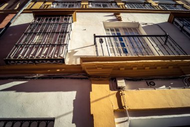 Seville, İspanya, 21 Eylül 2025 Seville şehir merkezindeki tarihi bölgedeki binaların mimarisi ve cephesi.