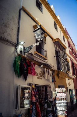 Seville, İspanya, 21 Eylül 2025 Seville şehir merkezindeki tarihi bölgedeki binaların mimarisi ve cephesi.