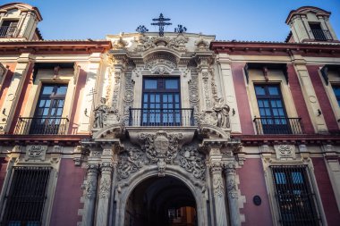 Seville, İspanya, 21 Eylül 2025 Seville şehir merkezindeki tarihi bölgedeki binaların mimarisi ve cephesi.