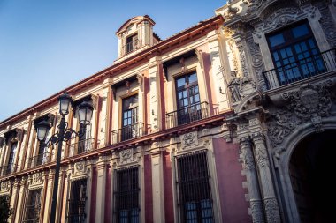 Seville, İspanya, 21 Eylül 2025 Seville şehir merkezindeki tarihi bölgedeki binaların mimarisi ve cephesi.