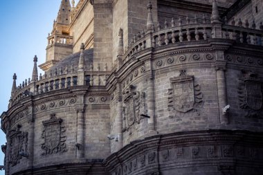 Seville, İspanya, 21 Eylül 2025 Seville şehir merkezindeki tarihi bölgedeki binaların mimarisi ve cephesi.
