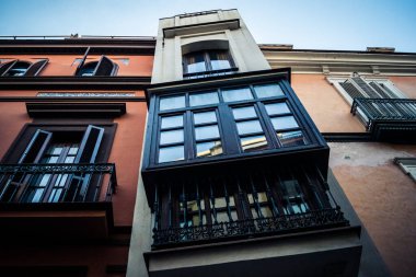 Seville, İspanya, 21 Eylül 2025 Seville şehir merkezindeki tarihi bölgedeki binaların mimarisi ve cephesi.
