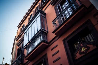 Seville, İspanya, 21 Eylül 2025 Seville şehir merkezindeki tarihi bölgedeki binaların mimarisi ve cephesi.