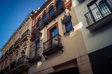 Seville, İspanya, 21 Eylül 2025 Seville şehir merkezindeki tarihi bölgedeki binaların mimarisi ve cephesi.
