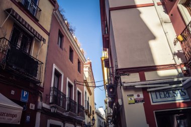 Seville, İspanya, 21 Eylül 2025 Seville şehir merkezindeki tarihi bölgedeki binaların mimarisi ve cephesi.