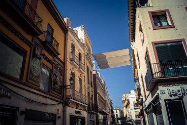 Seville, İspanya, 21 Eylül 2025 Seville şehir merkezindeki tarihi bölgedeki binaların mimarisi ve cephesi.