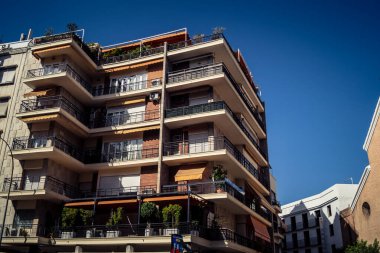 Seville, İspanya, 21 Eylül 2025 Seville şehir merkezindeki tarihi bölgedeki binaların mimarisi ve cephesi.