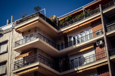 Seville, İspanya, 21 Eylül 2025 Seville şehir merkezindeki tarihi bölgedeki binaların mimarisi ve cephesi.