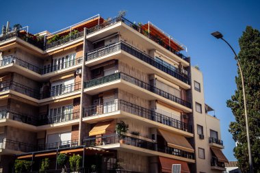 Seville, İspanya, 21 Eylül 2025 Seville şehir merkezindeki tarihi bölgedeki binaların mimarisi ve cephesi.