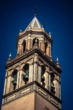 Seville, İspanya, 21 Eylül 2025 Seville şehir merkezindeki tarihi bölgedeki binaların mimarisi ve cephesi.