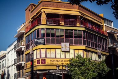 Seville, İspanya, 21 Eylül 2025 Seville şehir merkezindeki tarihi bölgedeki binaların mimarisi ve cephesi.