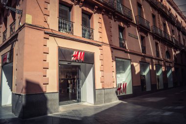 Seville, İspanya, 21 Eylül 2025 Sevilla şehir merkezindeki tarihi binaların ve sokakların manzarası.