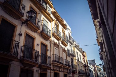 Seville, İspanya, 21 Eylül 2025 Seville şehir merkezindeki tarihi bölgedeki binaların mimarisi ve cephesi.