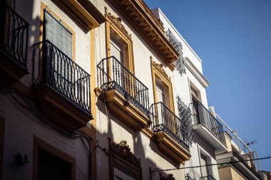 Seville, İspanya, 21 Eylül 2025 Seville şehir merkezindeki tarihi bölgedeki binaların mimarisi ve cephesi.