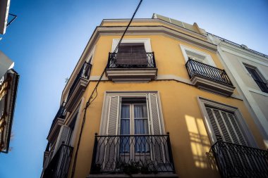 Seville, İspanya, 21 Eylül 2025 Seville şehir merkezindeki tarihi bölgedeki binaların mimarisi ve cephesi.