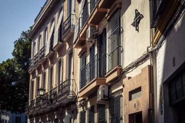 Seville, İspanya, 21 Eylül 2025 Seville şehir merkezindeki tarihi bölgedeki binaların mimarisi ve cephesi.