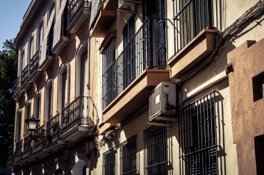 Seville, İspanya, 21 Eylül 2025 Seville şehir merkezindeki tarihi bölgedeki binaların mimarisi ve cephesi.