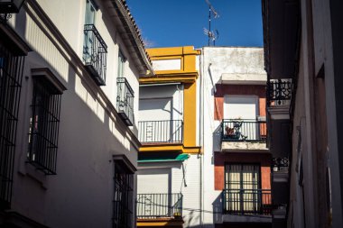 Seville, İspanya, 21 Eylül 2025 Seville şehir merkezindeki tarihi bölgedeki binaların mimarisi ve cephesi.