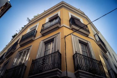 Seville, İspanya, 21 Eylül 2025 Seville şehir merkezindeki tarihi bölgedeki binaların mimarisi ve cephesi.