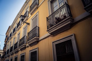 Seville, İspanya, 21 Eylül 2025 Seville şehir merkezindeki tarihi bölgedeki binaların mimarisi ve cephesi.