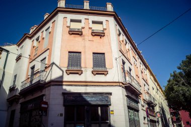 Seville, İspanya, 21 Eylül 2025 Seville şehir merkezindeki tarihi bölgedeki binaların mimarisi ve cephesi.