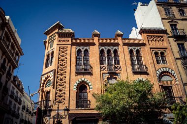 Seville, İspanya, 21 Eylül 2025 Seville şehir merkezindeki tarihi bölgedeki binaların mimarisi ve cephesi.