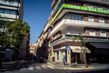 Seville, İspanya, 21 Eylül 2025 Seville şehir merkezindeki tarihi bölgedeki binaların mimarisi ve cephesi.