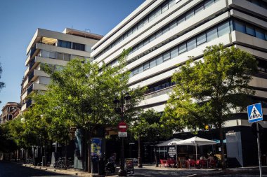 Seville, İspanya, 21 Eylül 2025 Seville şehir merkezindeki tarihi bölgedeki binaların mimarisi ve cephesi.