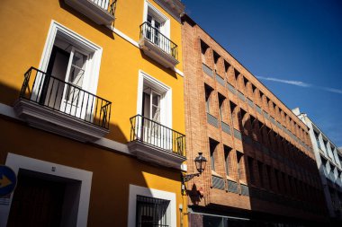 Seville, İspanya, 21 Eylül 2025 Seville şehir merkezindeki tarihi bölgedeki binaların mimarisi ve cephesi.