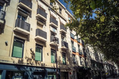 Seville, İspanya, 21 Eylül 2025 Seville şehir merkezindeki tarihi bölgedeki binaların mimarisi ve cephesi.