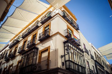 Seville, İspanya, 21 Eylül 2025 Seville şehir merkezindeki tarihi bölgedeki binaların mimarisi ve cephesi.