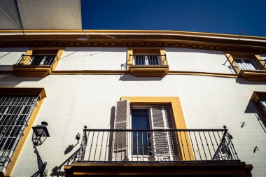 Seville, İspanya, 21 Eylül 2025 Seville şehir merkezindeki tarihi bölgedeki binaların mimarisi ve cephesi.