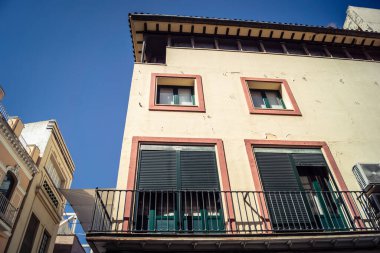 Seville, İspanya, 21 Eylül 2025 Seville şehir merkezindeki tarihi bölgedeki binaların mimarisi ve cephesi.