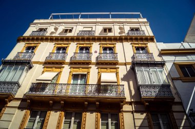 Seville, İspanya, 21 Eylül 2025 Seville şehir merkezindeki tarihi bölgedeki binaların mimarisi ve cephesi.