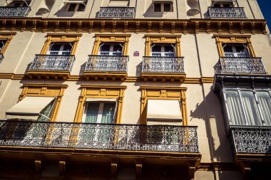 Seville, İspanya, 21 Eylül 2025 Seville şehir merkezindeki tarihi bölgedeki binaların mimarisi ve cephesi.