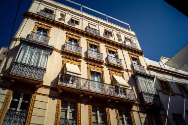 Seville, İspanya, 21 Eylül 2025 Seville şehir merkezindeki tarihi bölgedeki binaların mimarisi ve cephesi.