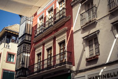 Seville, İspanya, 21 Eylül 2025 Seville şehir merkezindeki tarihi bölgedeki binaların mimarisi ve cephesi.